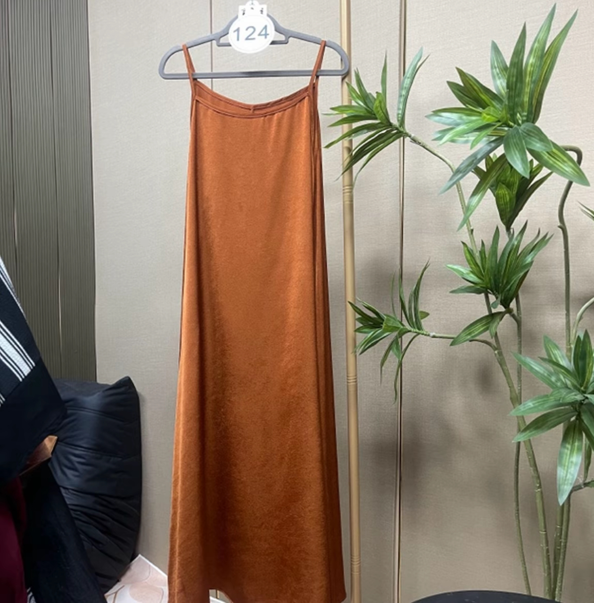 The champagne-colored satin dress with a simple style and a strapless design exudes unique charm