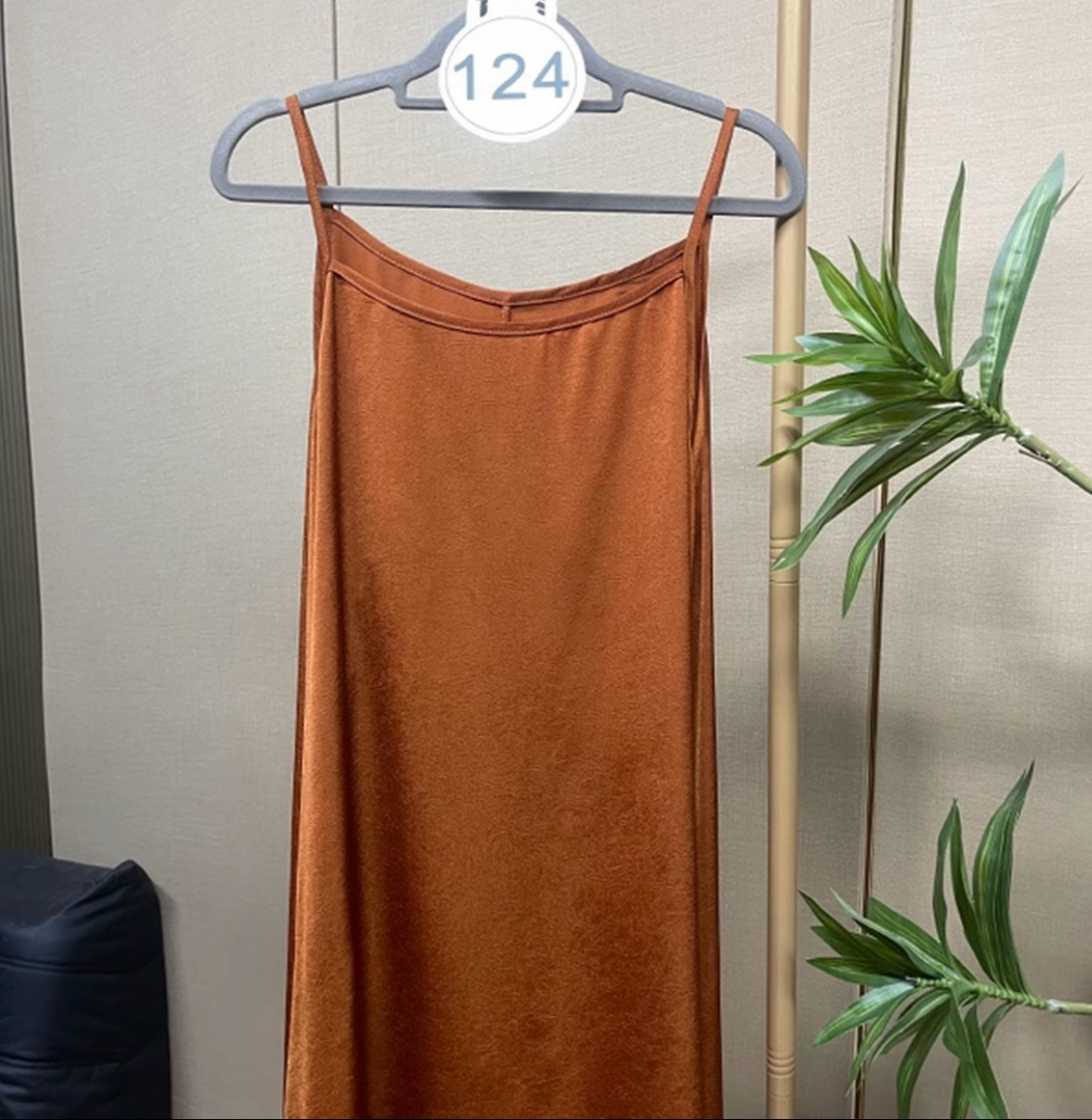 The champagne-colored satin dress with a simple style and a strapless design exudes unique charm